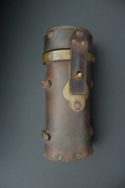 Budgète, cuir, 19e siècle © 2022, Coll. Naditch pour le Relais de Fontenay, DR.
